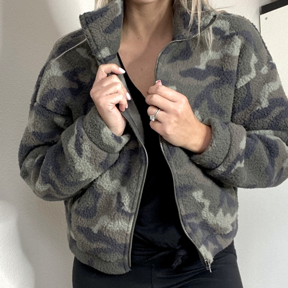 American Eagle small cozy camo Sherpa jacket